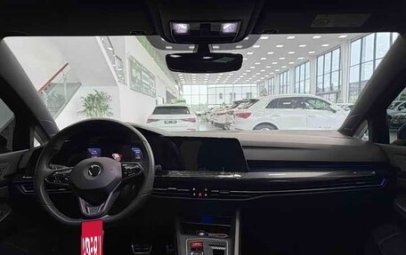 Volkswagen Golf VIII, 2023 год, 1 900 000 рублей, 2 фотография