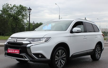 Mitsubishi Outlander III рестайлинг 3, 2019 год, 2 000 000 рублей, 1 фотография