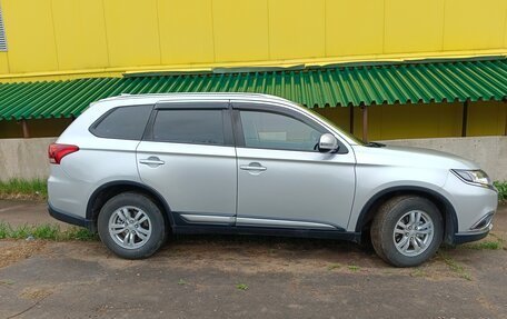 Mitsubishi Outlander III рестайлинг 3, 2017 год, 1 940 000 рублей, 5 фотография