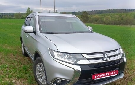 Mitsubishi Outlander III рестайлинг 3, 2017 год, 1 940 000 рублей, 3 фотография