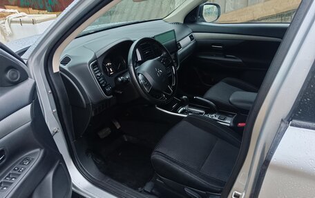 Mitsubishi Outlander III рестайлинг 3, 2017 год, 1 940 000 рублей, 12 фотография