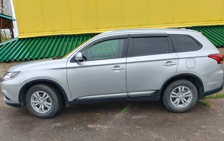 Mitsubishi Outlander III рестайлинг 3, 2017 год, 1 940 000 рублей, 11 фотография