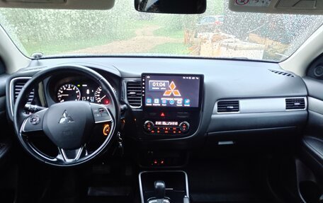 Mitsubishi Outlander III рестайлинг 3, 2017 год, 1 940 000 рублей, 13 фотография