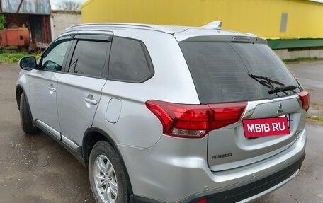 Mitsubishi Outlander III рестайлинг 3, 2017 год, 1 940 000 рублей, 10 фотография