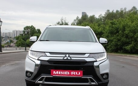 Mitsubishi Outlander III рестайлинг 3, 2019 год, 2 000 000 рублей, 2 фотография