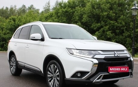 Mitsubishi Outlander III рестайлинг 3, 2019 год, 2 000 000 рублей, 3 фотография