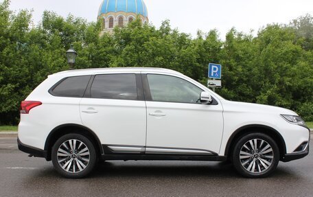 Mitsubishi Outlander III рестайлинг 3, 2019 год, 2 000 000 рублей, 4 фотография