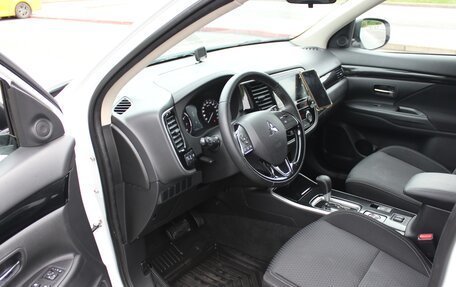 Mitsubishi Outlander III рестайлинг 3, 2019 год, 2 000 000 рублей, 11 фотография