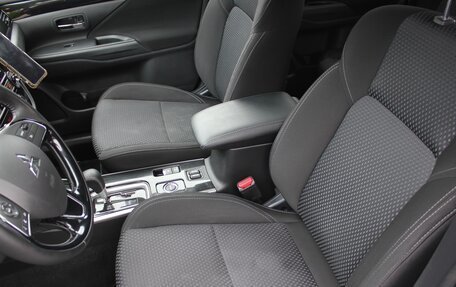 Mitsubishi Outlander III рестайлинг 3, 2019 год, 2 000 000 рублей, 10 фотография