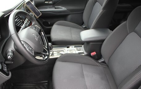 Mitsubishi Outlander III рестайлинг 3, 2019 год, 2 000 000 рублей, 14 фотография