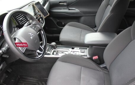 Mitsubishi Outlander III рестайлинг 3, 2019 год, 2 000 000 рублей, 9 фотография