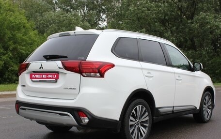 Mitsubishi Outlander III рестайлинг 3, 2019 год, 2 000 000 рублей, 5 фотография