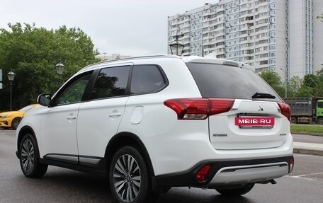 Mitsubishi Outlander III рестайлинг 3, 2019 год, 2 000 000 рублей, 7 фотография