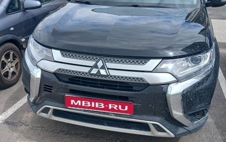 Mitsubishi Outlander III рестайлинг 3, 2019 год, 1 850 000 рублей, 2 фотография