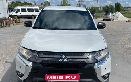 Mitsubishi Outlander III рестайлинг 3, 2021 год, 2 680 000 рублей, 5 фотография
