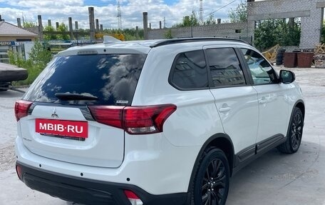 Mitsubishi Outlander III рестайлинг 3, 2021 год, 2 680 000 рублей, 3 фотография