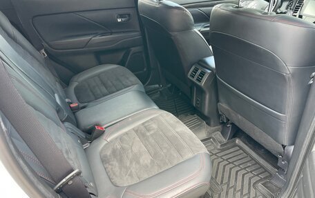 Mitsubishi Outlander III рестайлинг 3, 2021 год, 2 680 000 рублей, 10 фотография
