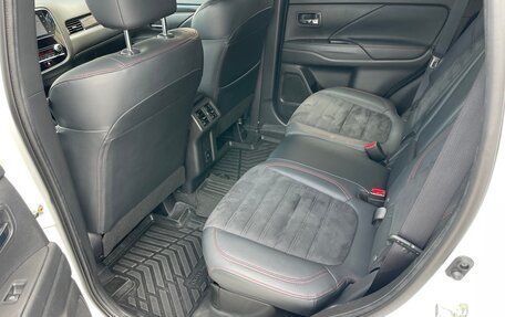 Mitsubishi Outlander III рестайлинг 3, 2021 год, 2 680 000 рублей, 11 фотография