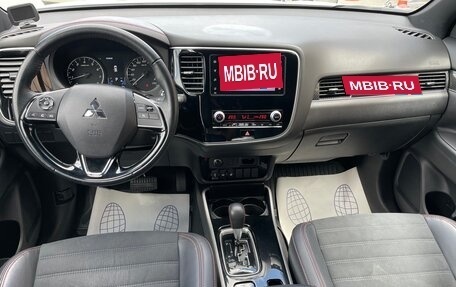 Mitsubishi Outlander III рестайлинг 3, 2021 год, 2 680 000 рублей, 8 фотография