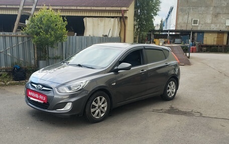 Hyundai Solaris II рестайлинг, 2011 год, 690 000 рублей, 2 фотография