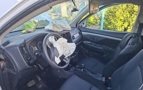Mitsubishi Outlander III рестайлинг 3, 2014 год, 120 000 рублей, 5 фотография