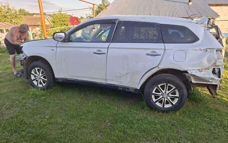Mitsubishi Outlander III рестайлинг 3, 2014 год, 120 000 рублей, 3 фотография