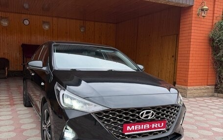 Hyundai Solaris II рестайлинг, 2021 год, 900 000 рублей, 1 фотография