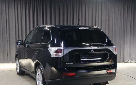 Mitsubishi Outlander III рестайлинг 3, 2013 год, 1 199 000 рублей, 4 фотография