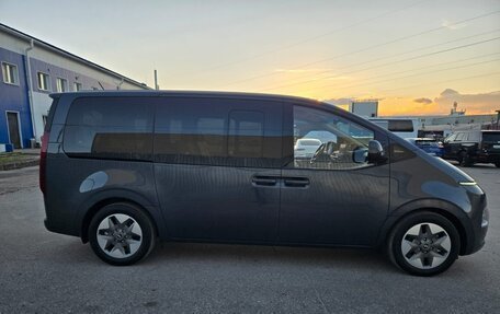 Hyundai Staria, 2024 год, 5 920 000 рублей, 4 фотография