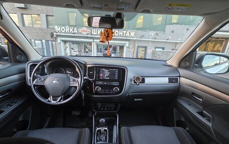 Mitsubishi Outlander III рестайлинг 3, 2017 год, 1 650 000 рублей, 9 фотография