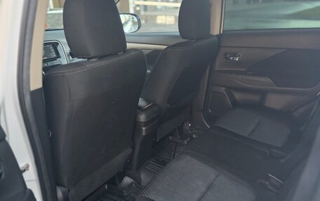 Mitsubishi Outlander III рестайлинг 3, 2017 год, 1 650 000 рублей, 13 фотография