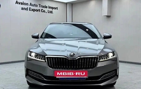 Skoda Superb III рестайлинг, 2023 год, 1 794 027 рублей, 2 фотография