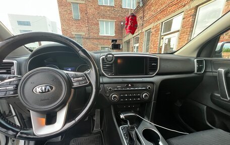 KIA Sportage IV рестайлинг, 2020 год, 2 400 000 рублей, 17 фотография