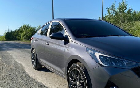 Hyundai Solaris II рестайлинг, 2021 год, 1 800 000 рублей, 2 фотография