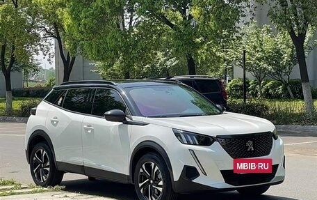 Peugeot 2008 II, 2022 год, 1 240 000 рублей, 2 фотография