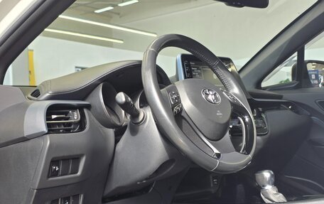Toyota C-HR I рестайлинг, 2019 год, 2 200 000 рублей, 11 фотография