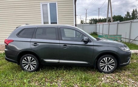 Mitsubishi Outlander III рестайлинг 3, 2019 год, 2 000 000 рублей, 3 фотография