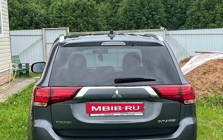 Mitsubishi Outlander III рестайлинг 3, 2019 год, 2 000 000 рублей, 2 фотография