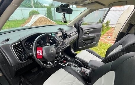 Mitsubishi Outlander III рестайлинг 3, 2019 год, 2 000 000 рублей, 5 фотография
