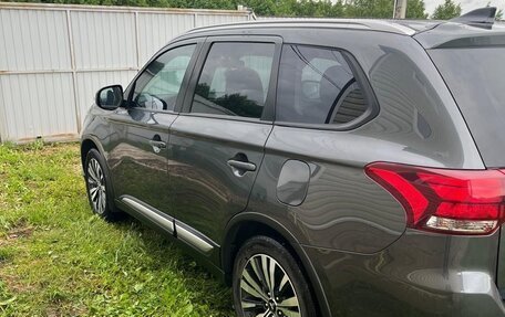 Mitsubishi Outlander III рестайлинг 3, 2019 год, 2 000 000 рублей, 11 фотография