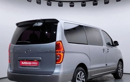 Hyundai Grand Starex Grand Starex I рестайлинг 2, 2020 год, 2 450 000 рублей, 2 фотография