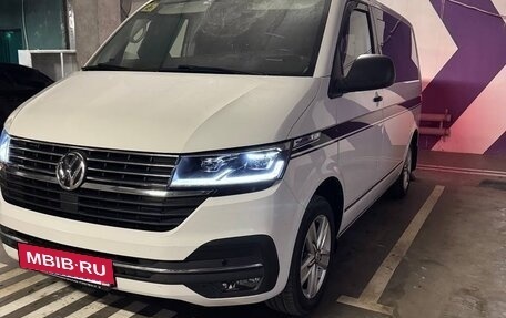 Volkswagen Multivan T6 рестайлинг, 2021 год, 7 350 000 рублей, 2 фотография