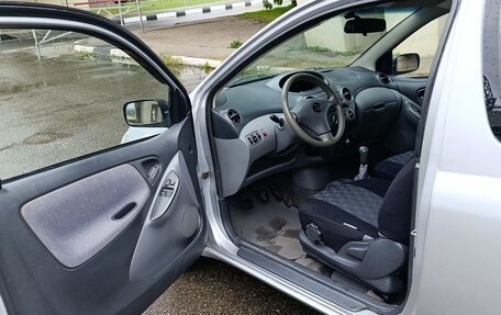 Toyota Yaris I рестайлинг, 2000 год, 230 000 рублей, 7 фотография