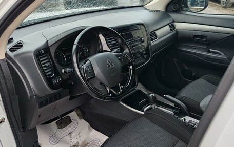 Mitsubishi Outlander III рестайлинг 3, 2017 год, 1 699 000 рублей, 9 фотография