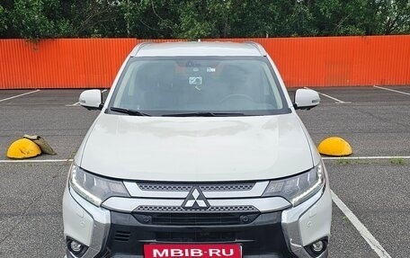 Mitsubishi Outlander III рестайлинг 3, 2019 год, 2 300 000 рублей, 1 фотография