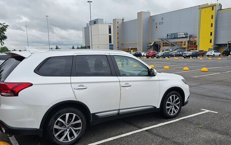 Mitsubishi Outlander III рестайлинг 3, 2019 год, 2 300 000 рублей, 4 фотография