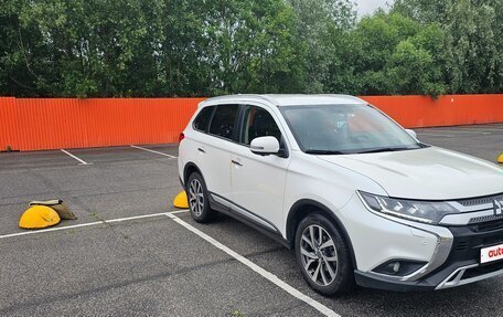 Mitsubishi Outlander III рестайлинг 3, 2019 год, 2 300 000 рублей, 5 фотография