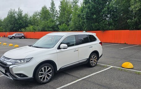 Mitsubishi Outlander III рестайлинг 3, 2019 год, 2 300 000 рублей, 2 фотография