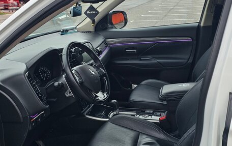 Mitsubishi Outlander III рестайлинг 3, 2019 год, 2 300 000 рублей, 8 фотография