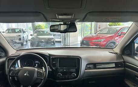 Mitsubishi Outlander III рестайлинг 3, 2018 год, 2 317 000 рублей, 14 фотография